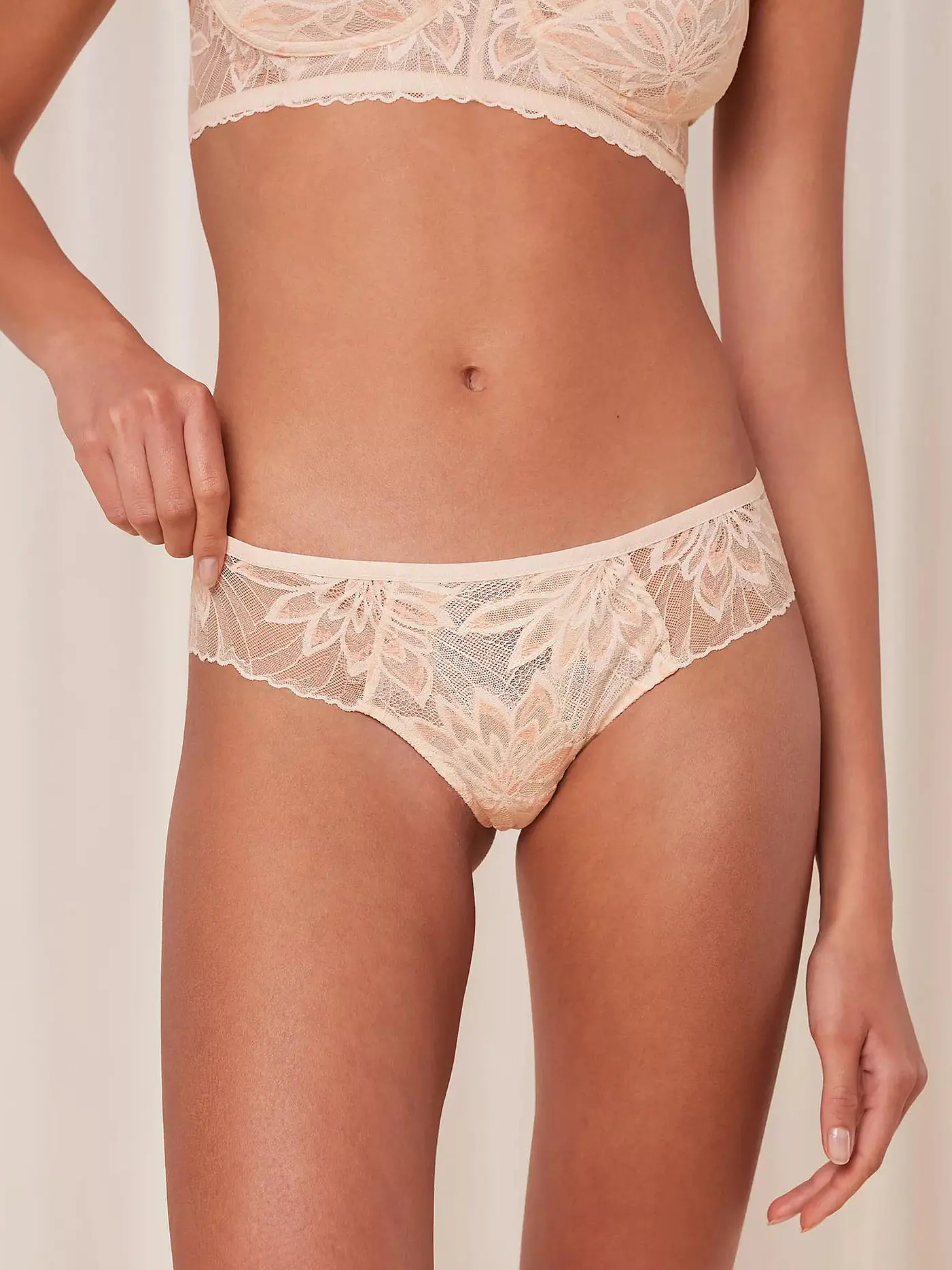 TRIUMPH | String AMOURETTE CHARM  fresh powder | 
